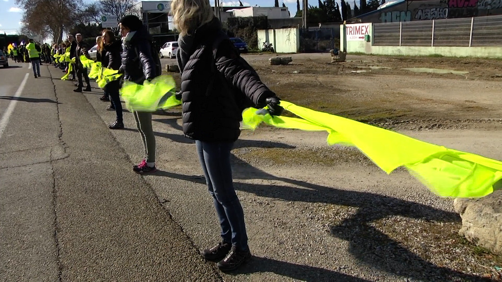 Les Gilets Jaunes Se Lient Pour Former Une Chaîne Humaine