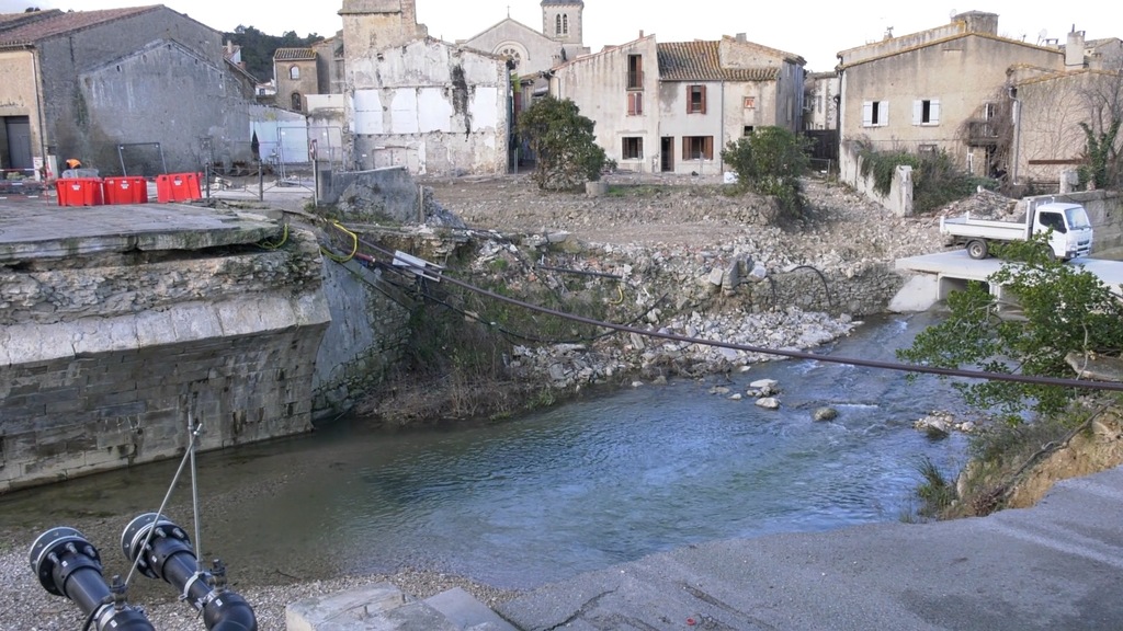 Inondations dans l'Aude : Le pont provisoire démonté