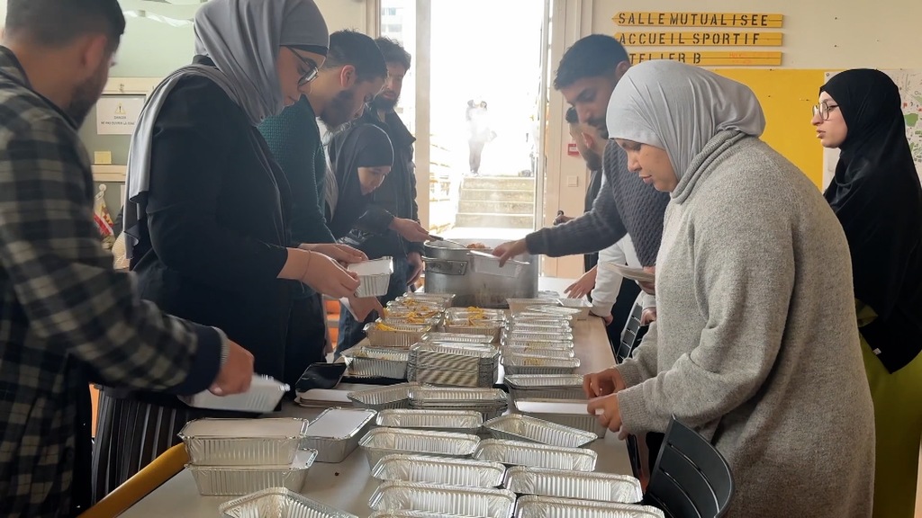 Toulouse : Des musulmans bénévoles préparent des repas pour le ramadan