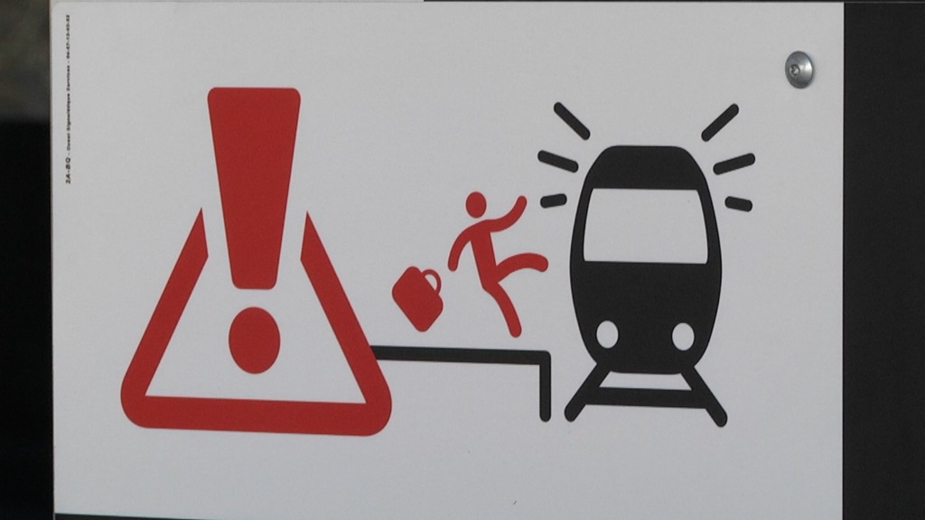 SNCF : trottinette, portable, écouteurs sur les quais, attention danger !