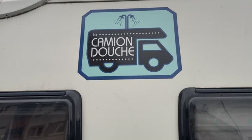 Un camion douche pour faciliter l'accès à l'hygiène aux SDF et aux mal-logés