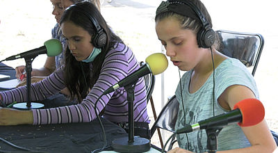 Festival Convivencia : Des jeunes en situation de handicap découvrent le métier d'animateur radio