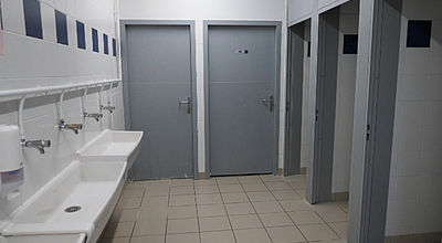 Des toilettes mixtes dans un collège pour favoriser le mieux-vivre ensemble