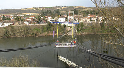 Démontage en cours des suspensions du pont de Mirepoix-sur-Tarn