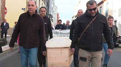 Pyrénées-Orientales : Un cortège funèbre pour alerter sur la situation agricole