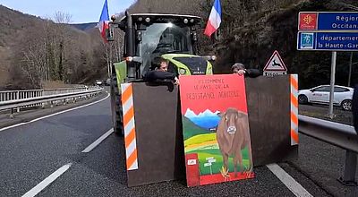 Haute-Garonne : Aux côtés de Jérôme Bayle, des agriculteurs bloquent la frontière franco-espagnole