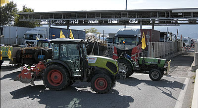 Les agriculteurs en colère bloquent l'autoroute en provenance d'Espagne