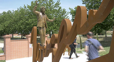Une statue et un parcours en l'honneur de Claude Nougaro sur l'aire Port-Lauragais Sud