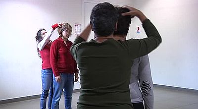 Revêtir le nez rouge à l'atelier de clowns de Terrats