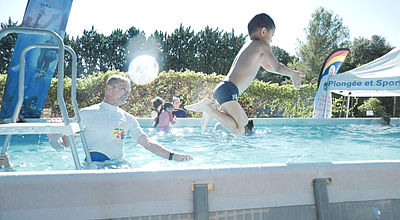 Un stage de natation gratuit à l'école de police pour les jeunes des quartiers
