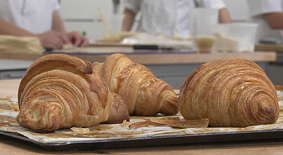 Les apprentis boulangers confrontent les professionnels pour élire le meilleur croissant au beurre !