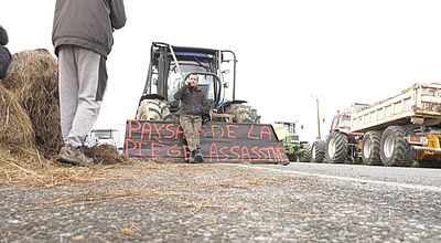 video | Castelnaudary : Les agriculteurs audois bloquent le centre logistique Leclerc