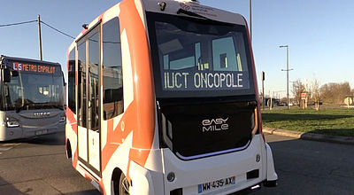Une navette de transport autonome circule sur la voie publique à Toulouse
