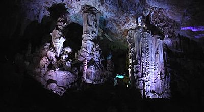 Grotte de la Salamandre : Des géants de cristal en habit de lumière