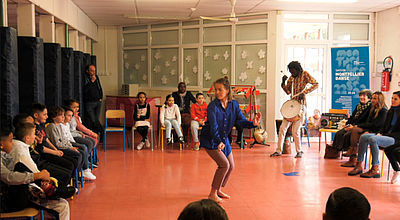 Montpellier Danse dans les écoles avec le spectacle Papa Tambour