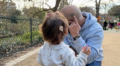 Il se fait tatouer l'implant auditif de sa fille sourde pour la soutenir