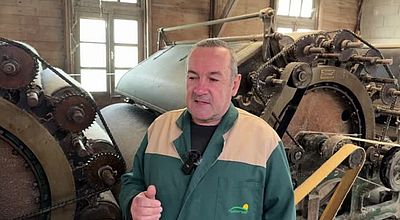 Il transmet à sa fille le savoir-faire traditionnel de son entreprise de laine