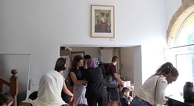 Demandeurs d'asile et riverains se rencontrent autour d'une exposition