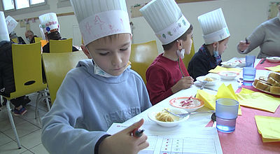 Les enfants font la critique des futurs repas de cantine
