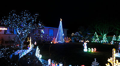 Épisode 3 : Une famille passionnée par Noël illumine sa maison chaque soir