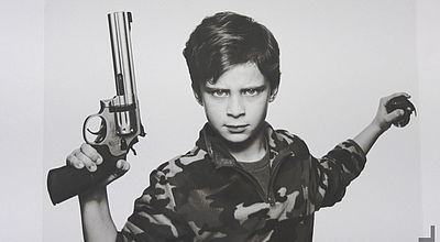 Une exposition choc : Des enfants avec des armes à feu