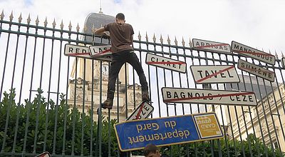 Crise agricole : Des panneaux accrochés sur les grilles de la préfecture du Gard