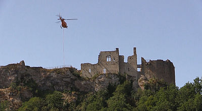 Opération d'héliportage pour restaurer le château de Penne dans le Tarn