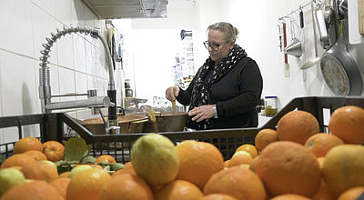 Avec ses fruits et confitures, Sophie Bernuz fait vivre l'épicerie d'un village