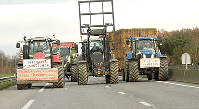 video | Les agriculteurs haussent le ton en bloquant l'autoroute A64